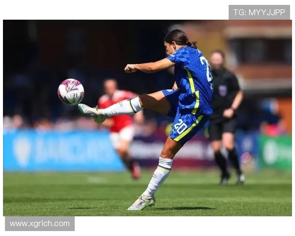 足球凌空爆抽技巧分步图解全面讲解实战训练方法提升关键要点与动作细节解析指南