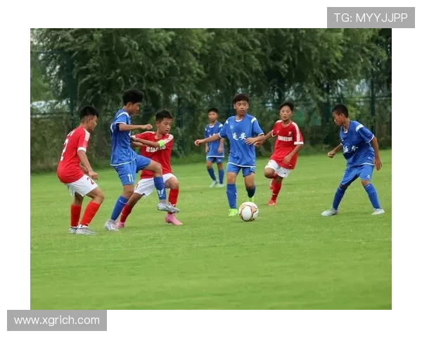 青春绿茵热血燃起 以踢足球秀起来展现运动激情与团队风采